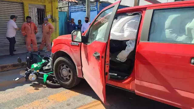 Un motociclista quedó en medio de un choque entre dos camionetas en Ciudad del Carmen
