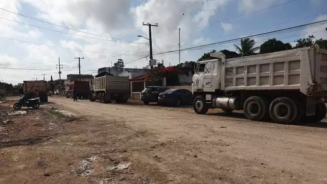 Los volqueteros llevaron sus pesadas unidades para poder manifestarse