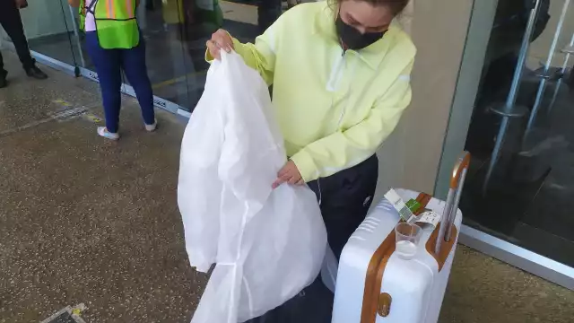 La pasajera viajó con un traje anticovid