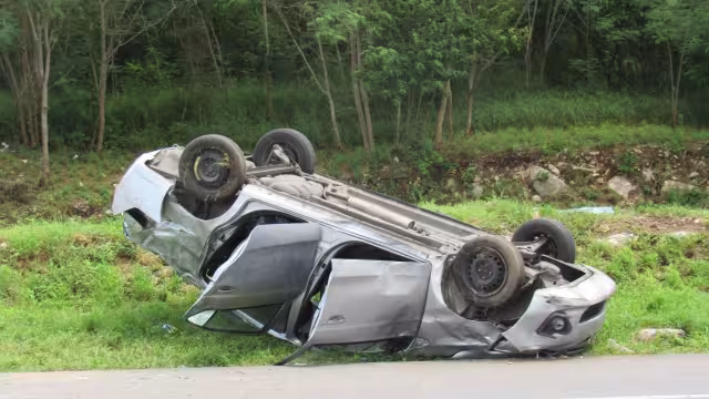 El auto quedó volcado fuera de la cinta asfáltica