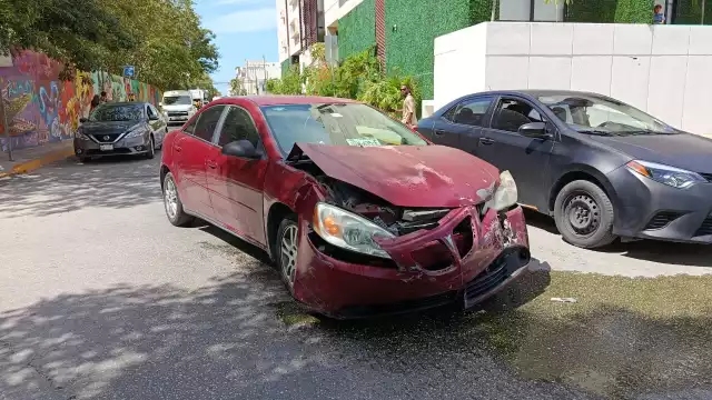Choque en la calle 20 proyecta taxi contra transeúnte; mujer mayor termina hospitalizada