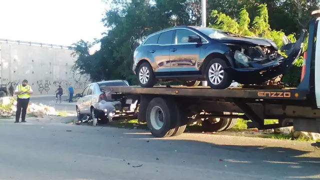 Las unidades involucradas en el choque en la Avenida Colosio de Playa del Carmen fueron retirados con grúas