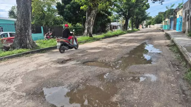 Conductores y motociclistas solicitan bacheo urgente en la avenida Concordia ante el riesgo de accidentes.