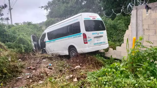 La unidad de pasajeros quedó con daños considerables en su parte frontal; el chofer resultó ileso tras el choque en Playa del Carmen