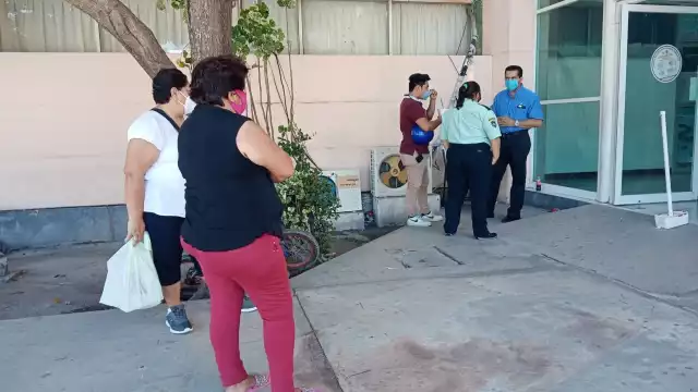 Empleados del sector salud reciben segunda dosis de vacuna contra COVID-19