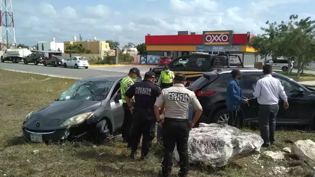 Al lugar también llegó una unidad de bomberos de la SSP, quienes rociaron aserrín a los fluidos de aceite que quedaron en la carretera 