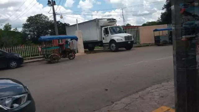 Normalistas secuestran carros de galletas, refrescos y carne en Campeche