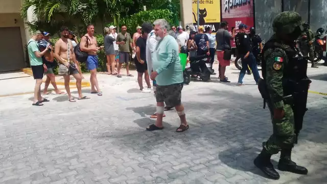 Entre los heridos se podían ver trabajadores y turistas, quiénes son atendidos en el estacionamiento del club de playa mamitas