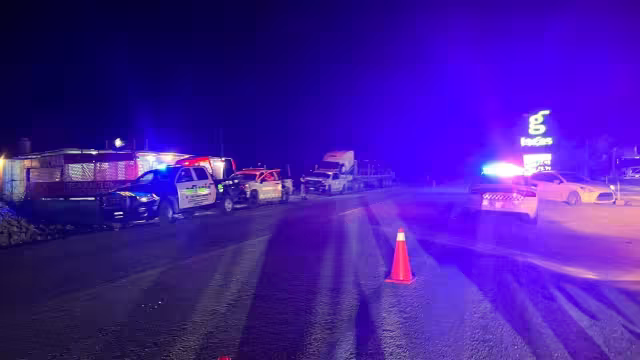 Paramédicos acudieron al sitio para auxiliar a los heridos quienes presentaban varias fracturas