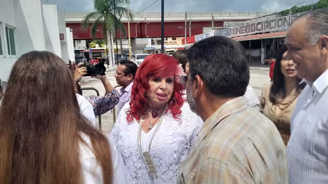 La gobernadora Layda Elena Sansores San Román fue abordada por el ganadero Pedro Alfonzo Moreno Mora