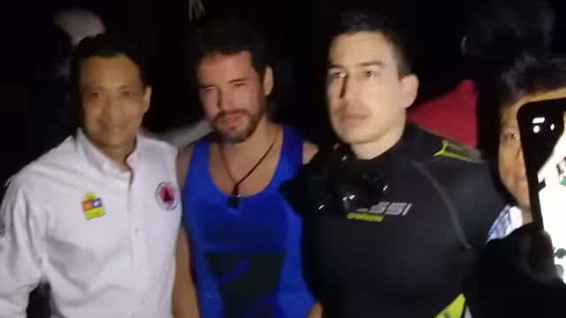 Tras una hora de búsqueda, a las 20:10 horas, el equipo de rescate salió con el buzo