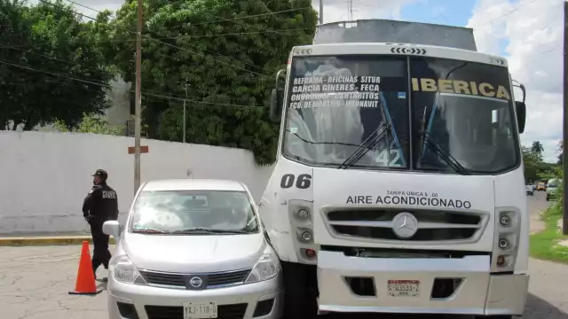 La conductora intentó ganarle el paso al camión sin medir su distancia