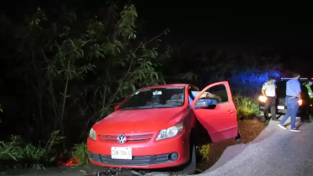 El auto quedó fuera del camino