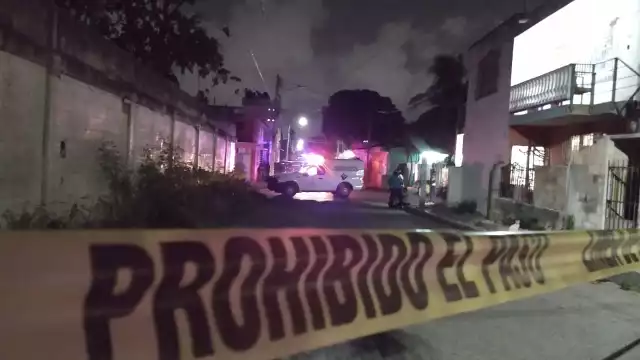 En el lugar se encuentran Servicios Periciales recabando indicios, entre ellos varios casquillos que quedaron percutidos