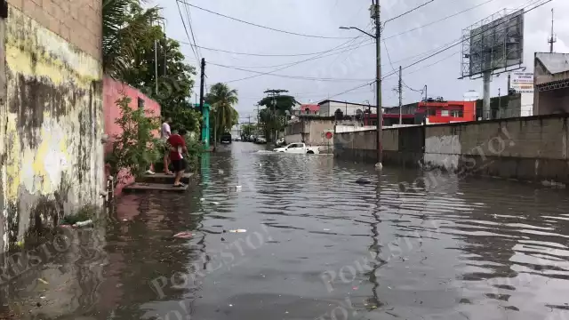 La calle 16 de la Región 102 de Cancún se vio inundada por las lluvias que cayeron en la ciudad