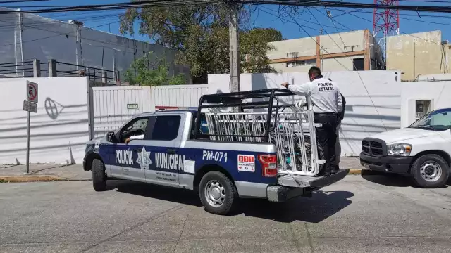 El hombre aseguró que un amigo se las había dado para guardar