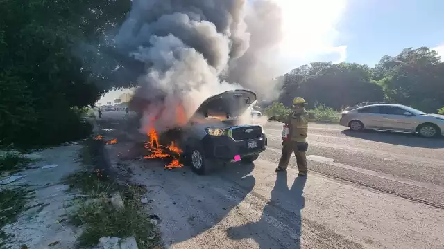 La camioneta quedó reducida por el fuego