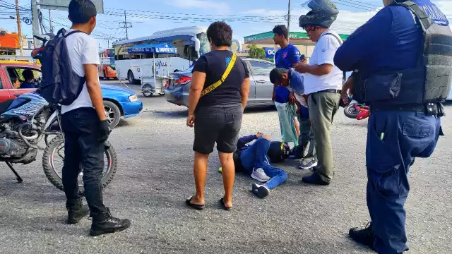 Motociclista en Quintana Roo resulta herido tras accidente en glorieta de Av. Kabah y Periférico; responsable se da a la fuga