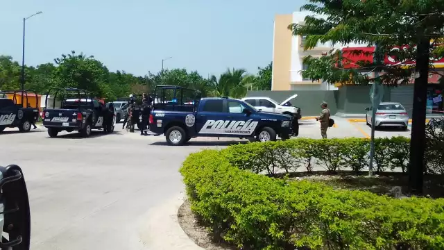 La camioneta en la que se transportaba el detenido fue asegurada por elementos de la Semar en Playa del Carmen