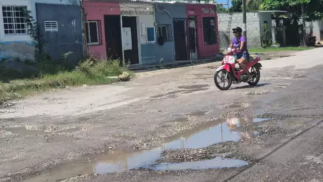 Baches convierten la calle Isabel la Católica en un caos vial en Champotón