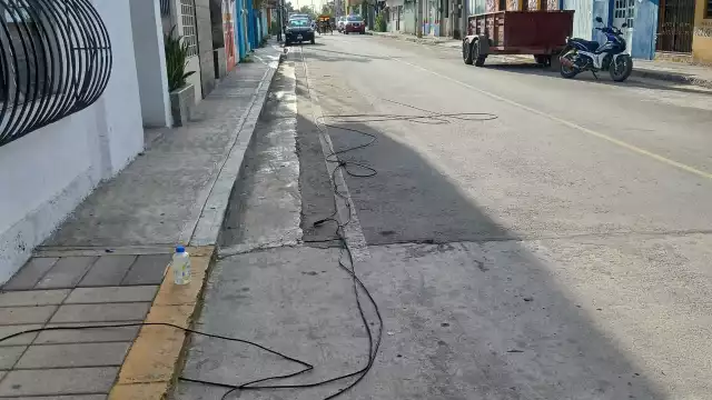 Camión derribó cables de energía eléctrica y de internet en la colonia Centro de Escárcega