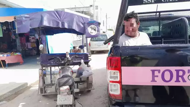 El hombre fue subido a la patrulla para su traslado al Ministerio Público