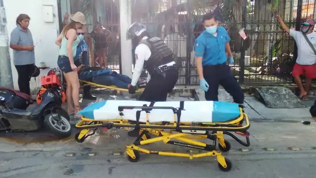 La motoneta quedó completamente volteada y el conductor sobre la banqueta