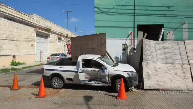 El accidente dejó varios daños materiales