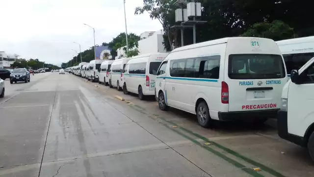 Los operadores de transporte público bloquearon el acceso al nuevo Palacio Municipal de Playa del Carmen con sus unidades, hasta ser atendidos por las autoridades municipales