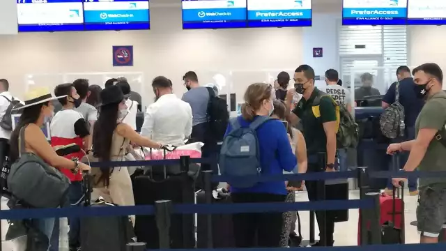 Las puertas de arribo lucían saturadas de pasajeros que llegan a disfrutar las playas del Caribe