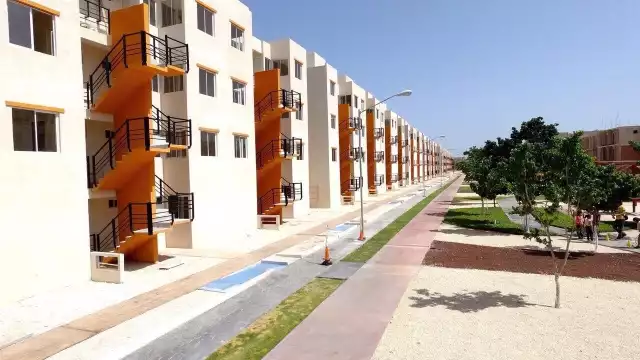 La mujer cayó al jardín, lo que aligeró la caída, pero requirió su traslado al hospital