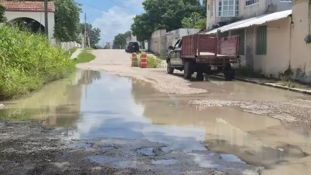 Vecinos de Champotón denuncian baches y registro expuesto en colonia Las Palomas; acusan abandono de la Comuna