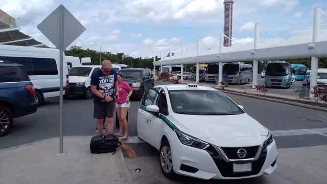 Las autoridades exhortan a los visitantes a verificar que quienes ofrecen sus servicios tengan su credencial avalada por Asur