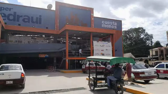 Un hombre fue asegurado por personal de seguridad privada al intentar salir de una tienda sin pagar en la colonia Centro