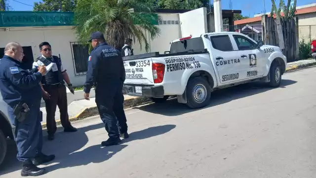 Mototaxi morado chocó contra una camioneta de traslado de valores en Escárcega.