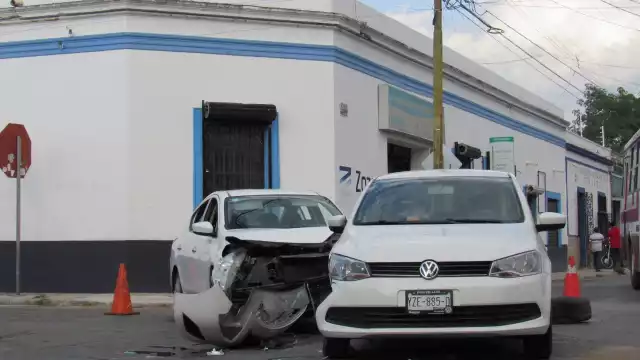 La facia de uno de los autos terminó destrozada