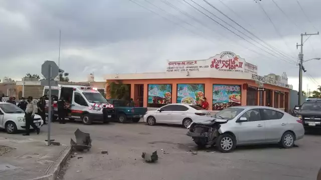 Dos autos estacionados también fueron impactados