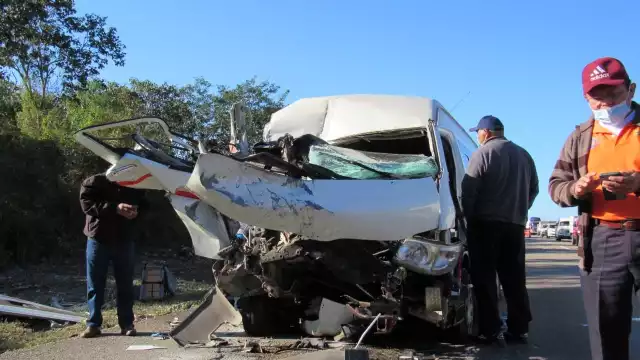Por el golpe, la camioneta quedó bajo el volquete y uno de los pasajeros quedó prensado.