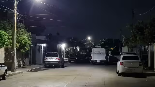 La víctima identificada como Marlene 'L' era de tez morena clara, cabello ondulado castaño y oscuro