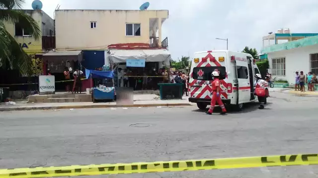 La mujer recibió un disparo en la cabeza, y cayó tendida frente a su puesto de pollos en Playa del Carmen