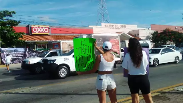 Algunos de los manifestantes se colocaron en ambos lados del Boulevard Playa del Carmen paradar a conocer su rechazo al Tren Maya