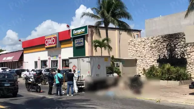 El área donde murió un motociclista con su pareja en la Zona Hotelera de Cancún fue acordonada para las labores correspondientes