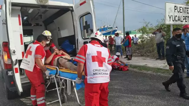 Una mujer presentó varias heridas en el cuerpo tras impactar su moto contra un chevy en Chelem