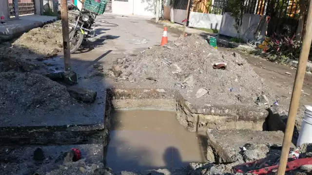 Los inconformes aseguran que llevan varios días con la calle inundada.  Foto: Irene Barradas