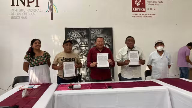 La firma del convenio se realizó en la radio local.