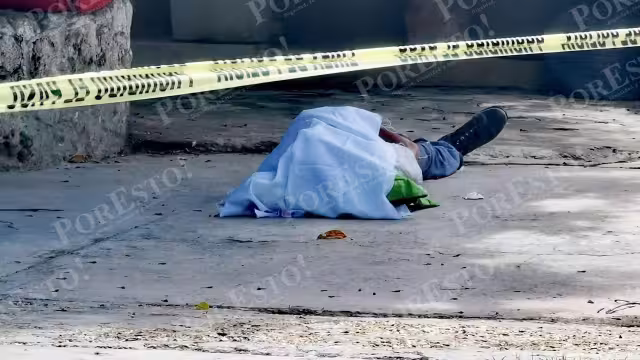 Testigos creyeron que se trataba de un golpe de calor, por lo que lo recostaron en el piso y ya no se paró