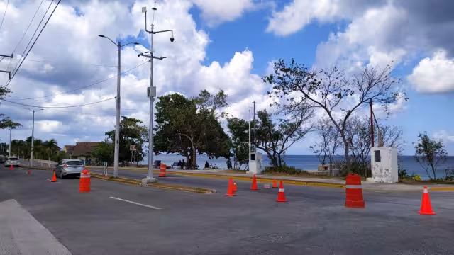 De manera sorpresiva este viernes por la tarde se reportó el hundimiento de un área de poco más de un metro