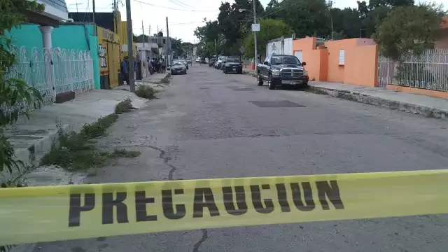 Elementos policiales cercaron la calle para trabajar en hermetismo un presunto caso de feminicidio