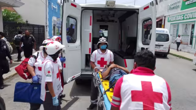 El hombre de 32 años se fracturó la rodilla tras resbalarse con la cáscara de una fruta