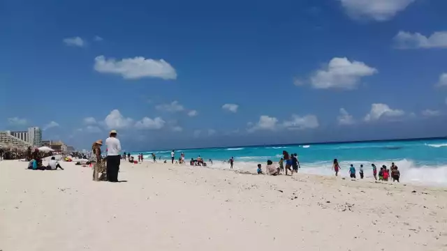 Los bañistas disfrutan la playa